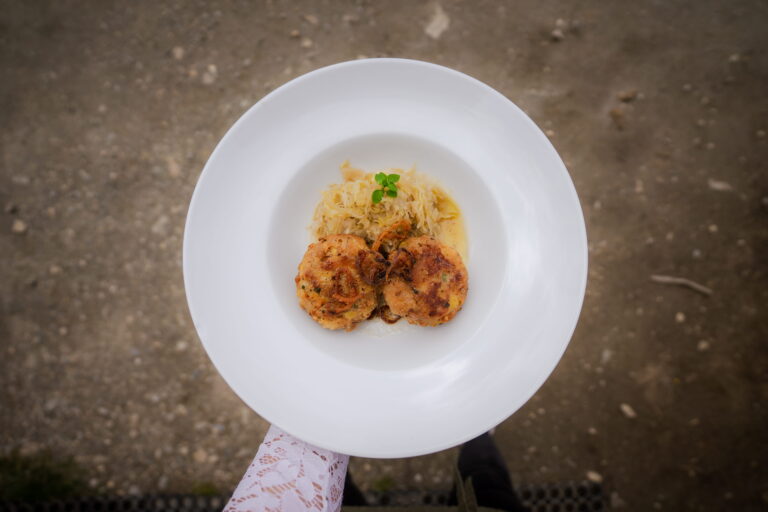 Kaspressknödel mit Sauerkraut