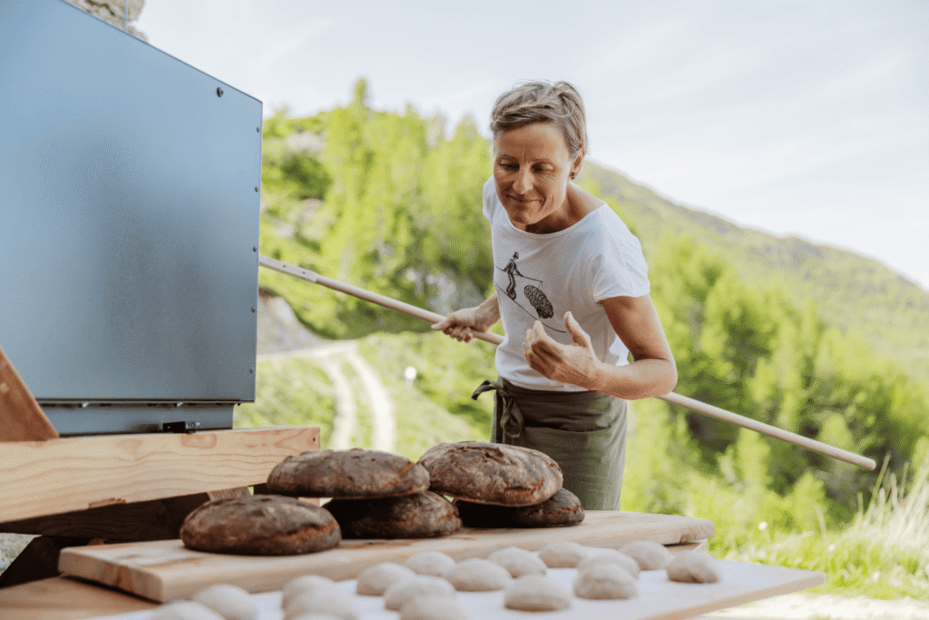 Rebekka beim Brotbacken